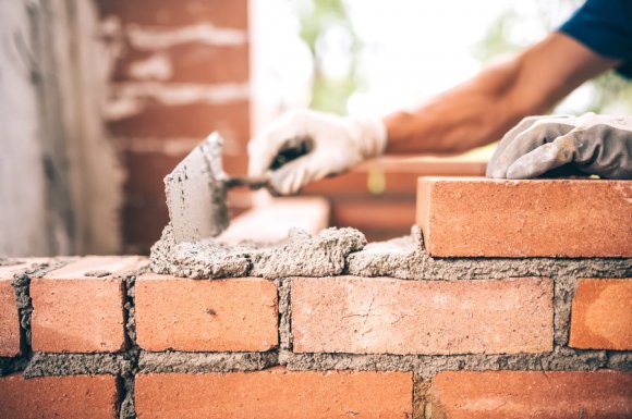 Artisan maçon expérimenté pour la construction d’un mur porteur