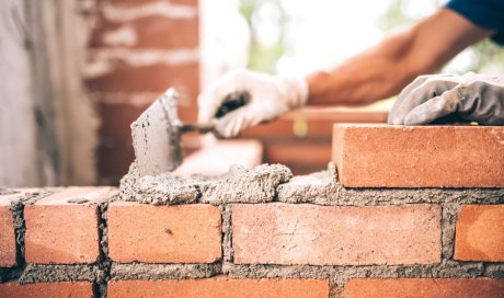 Artisan maçon expérimenté pour la construction d’un mur porteur