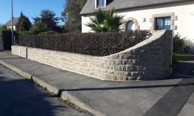 réfection des joints dans un mur en pierres à Cancale